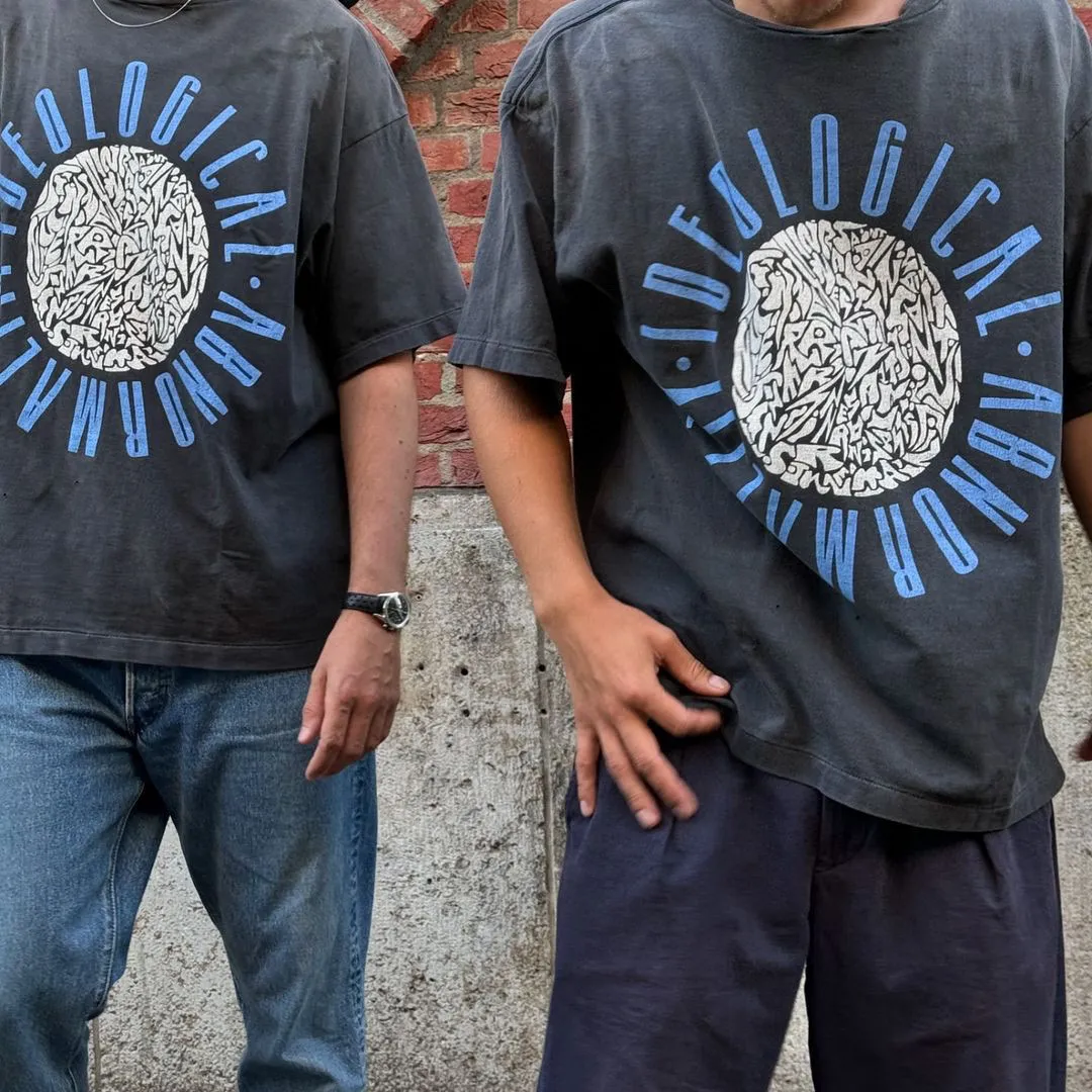 SAINT Mxxxxxx IDEOLOGICAL SS TEE/BLK Peace and anti-war crack pattern tee, washed black S-XL, look for the cylindrical fabric without side seams, the open width is almost meaningless Asut ready-made garments dyed, the whole piece is sprayed with horse-hair spray, and then sprayed again to fade, the collar and cuffs are frayed, many places are broken, oversized printing position, genuine level restoration, complete accessories, with little angel anti-counterfeiting label